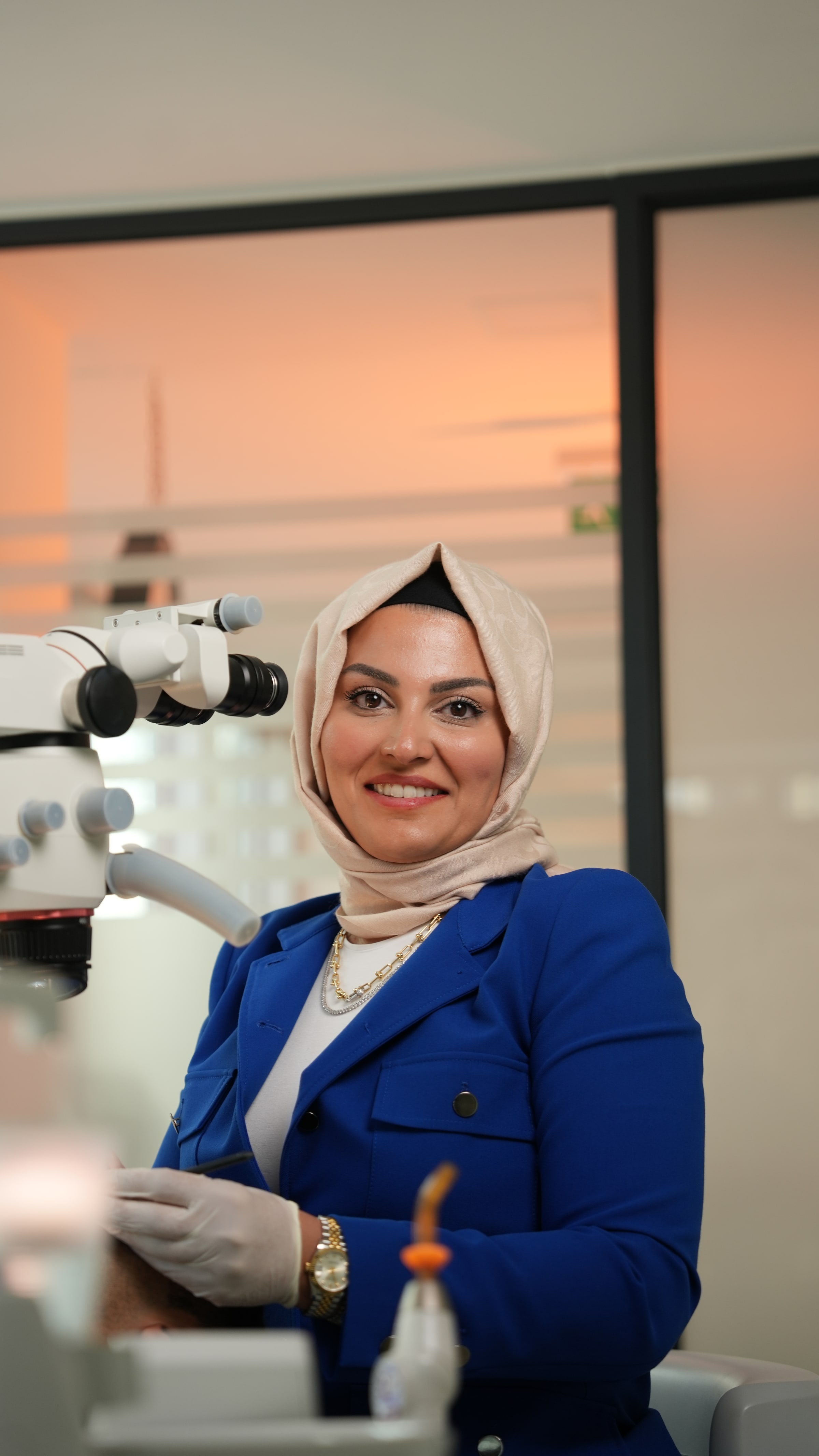Diş Hekimi Ayşe Gözde Karakaya Gün hasta değerlendirmesi sırasında
